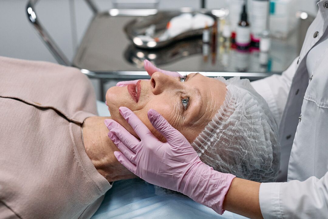 Pregătirea pielii feței pentru o reînnoire profundă, care este necesară de la vârsta de 50 de ani