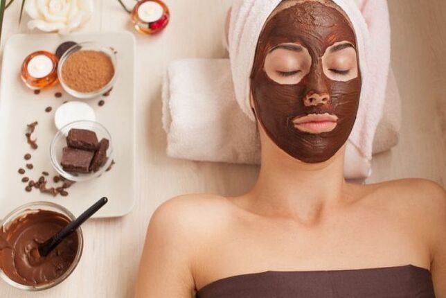 Mască de față cu ciocolată neagră pentru o piele moale și catifelată