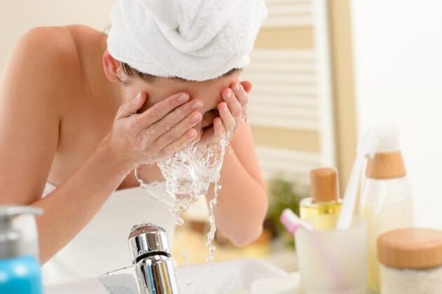Pentru a vă spăla fața, ar trebui să utilizați spume și geluri speciale. 