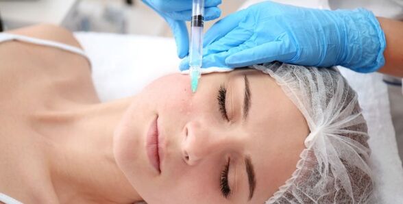 Un cosmetolog efectuează o procedură de întinerire a pielii faciale cu plasmă